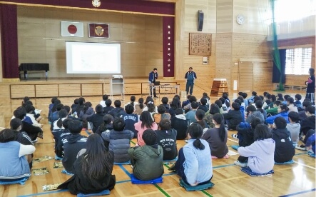 体育館での木育授業