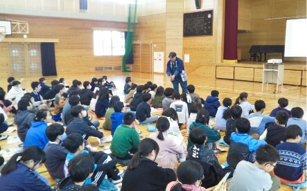 体育館での木育授業