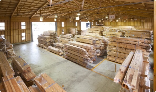 倉庫に木材が集まった状態